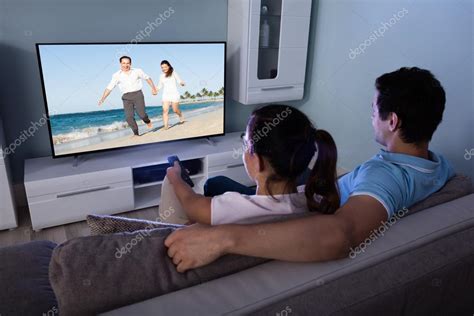 parejas viendo televisión